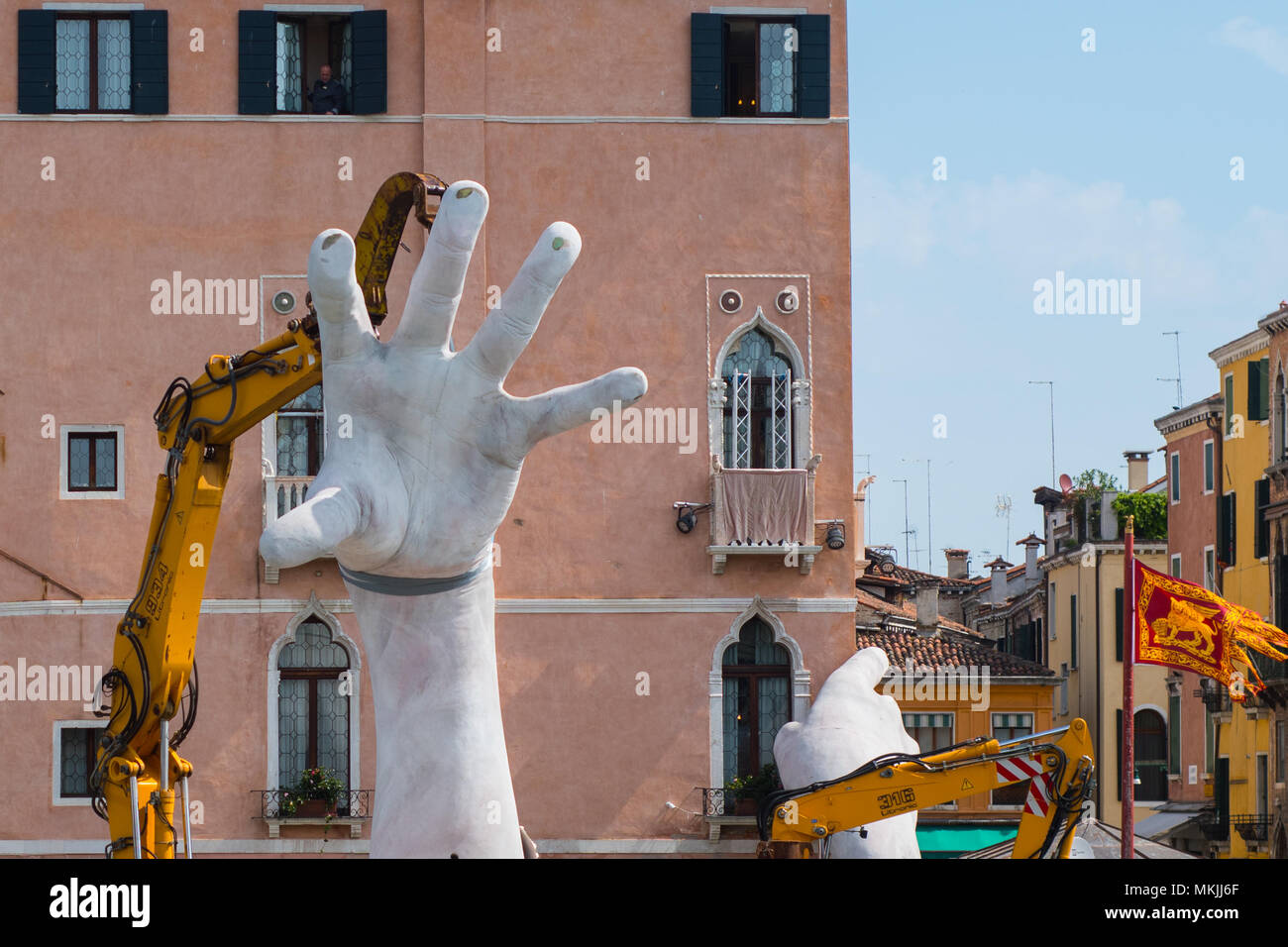 VENICE, ITALY. 08 MAY, 2018. One hand of the work of Lorenzo Quinn is disassembled and placed on a large barge for transport in Venice, Italy on 5 May 2018. The work of the artist Lorenzo Quinn 'Support', known as the 'big hands that support Venice', leave the Grand Canal to return to the artist's studio in Spain. © Simone Padovani / Awakening / Alamy Live News Stock Photo
