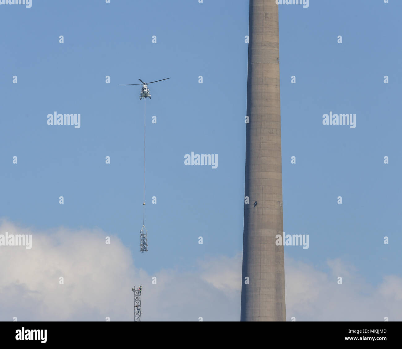 Huddersfield, UK. 08th May 2018,  Emley Moor transmitting station, Huddersfield UK; Emley Moor transmitting station tempory tower construction so that work to the old tower can be completed, The new mast will stand next to the concrete tower until the end of 2021, Helicopter lifts a section into place Credit: News Images /Alamy Live News Stock Photo
