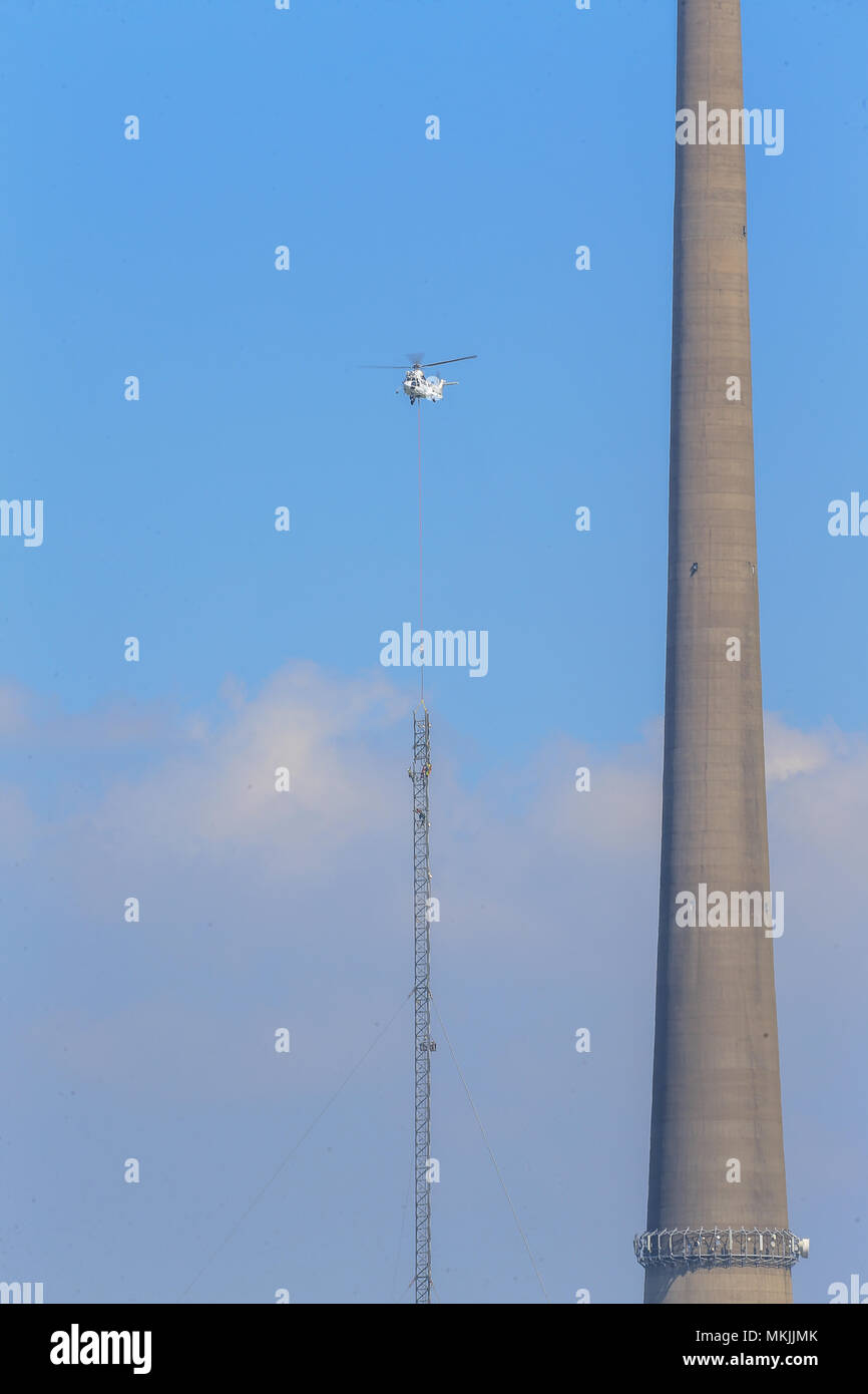 Huddersfield, UK. 08th May 2018,  Emley Moor transmitting station, Huddersfield UK; Emley Moor transmitting station tempory tower construction so that work to the old tower can be completed, The new mast will stand next to the concrete tower until the end of 2021, Helicopter lifts a section into place Credit: News Images /Alamy Live News Stock Photo