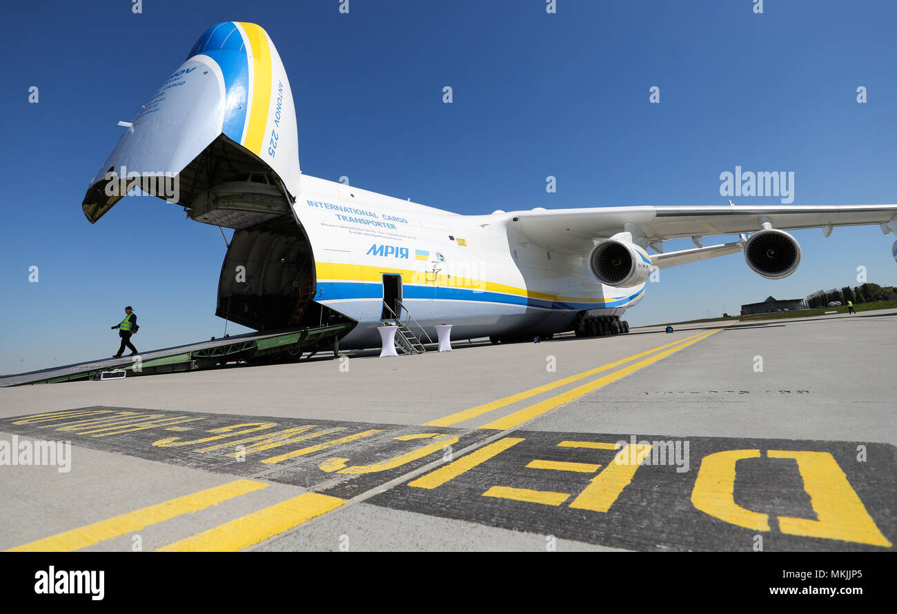 07 May 2018, Germany, Schkeuditz, Leipzig-Halle airport: A man descending the tailboard of an Antonov 225. The cargo aircraft measuring 84 metres in length, 89 metres in width, and 18 metres in height is one of a kind. The airplane was originally built for the Soviet space shuttle Buran, and can transport cargo weighing up to 250 tons. The freight space equates the entire trunk of a Boeing 737. Photo: Jan Woitas/dpa-Zentralbild/dpa Stock Photo