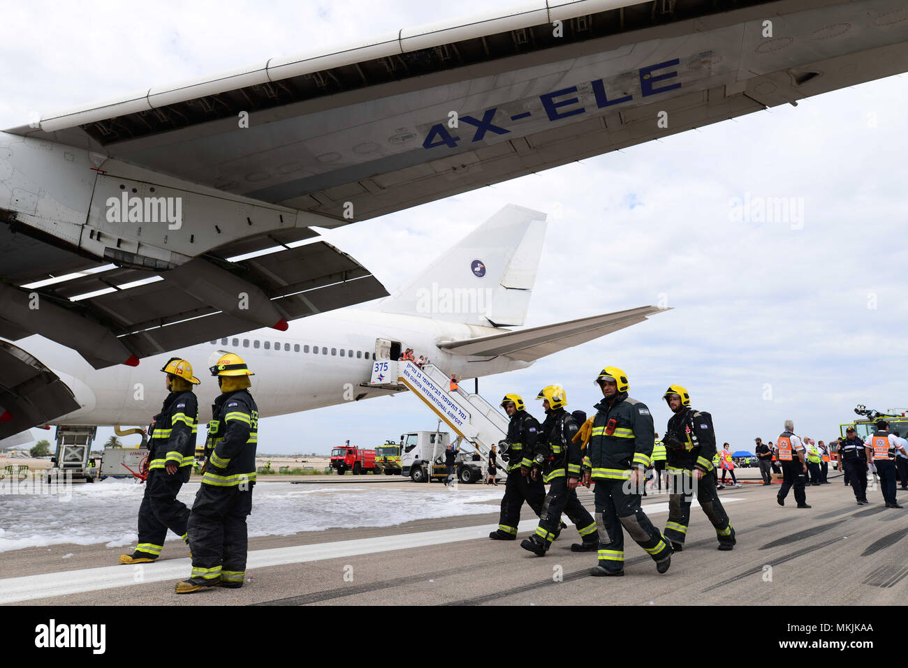 Tel Aviv, Israel. 8th May, 2018. People take part in the 'Pelican' emergency drill at Ben Gurion International Airport near Tel Aviv, Israel, on May 8, 2018. Ben Gurion International Airport carried out on Tuesday a large scale emergency drill simulating an emergency landing by a Boeing 747-400 jumbo jet carrying hundreds of passengers. Around 1,000 representatives of the airport, the defense and health ministries, the air force, police, emergency services and the IDF Home Front Command took part in the drill. Credit: Tomer Neuberg-JINI/Xinhua/Alamy Live News Stock Photo