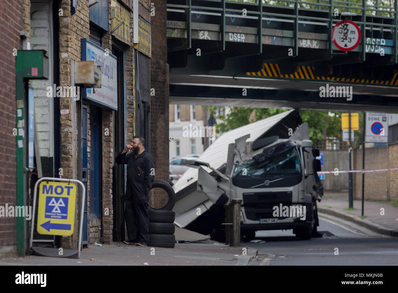 London Uk 8th May 2018 A Garage Worker From An Mot Testing