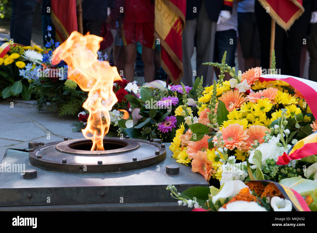 Mons, Belgium. 8th May 2018. Laying flowers at the War Memorial on the Parc square of Mons on May 8, 2018 in Mons, Belgium. Credit: Skyfish/Alamy Live News Stock Photo