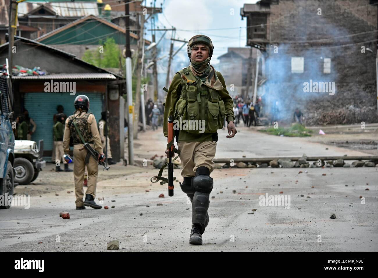 Srinagar, Kashmir. 8th May 2018. An paramilitary trooper can be seen in action during clashes in Srinagar, Kashmir. Fierce clashes broke out between government forces and Kashmiri protesters in Srinagar on Tuesday as the valley continued to remain tense over the killing of 11 people including 5 militants and 6 civilians in Kashmir. Police used tear smoke shells and shot gun pellets to disperse hundreds of demonstrators who hurled rocks and chanted anti-and pro-freedom slogans. Credit: SOPA Images Limited/Alamy Live News Stock Photo