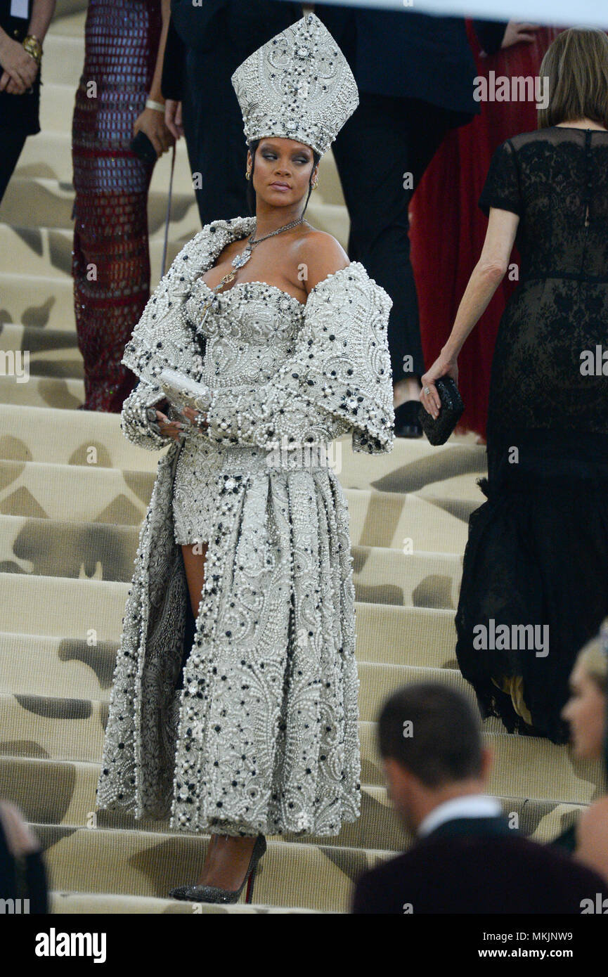 New York, USA. 7th May 2018. Rihanna attends 'Heavenly Bodies: Fashion & the Catholic Imagination', the 2018 Costume Institute Benefit at Metropolitan Museum of Art on May 7, 2018 in New York City. Credit: Erik Pendzich/Alamy Live News Stock Photo