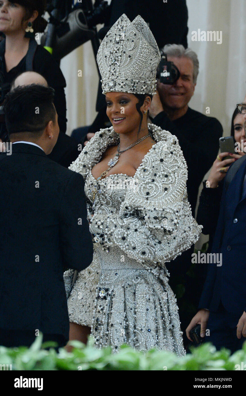 New York, USA. 7th May 2018. Rihanna attends 'Heavenly Bodies: Fashion & the Catholic Imagination', the 2018 Costume Institute Benefit at Metropolitan Museum of Art on May 7, 2018 in New York City. Credit: Erik Pendzich/Alamy Live News Stock Photo
