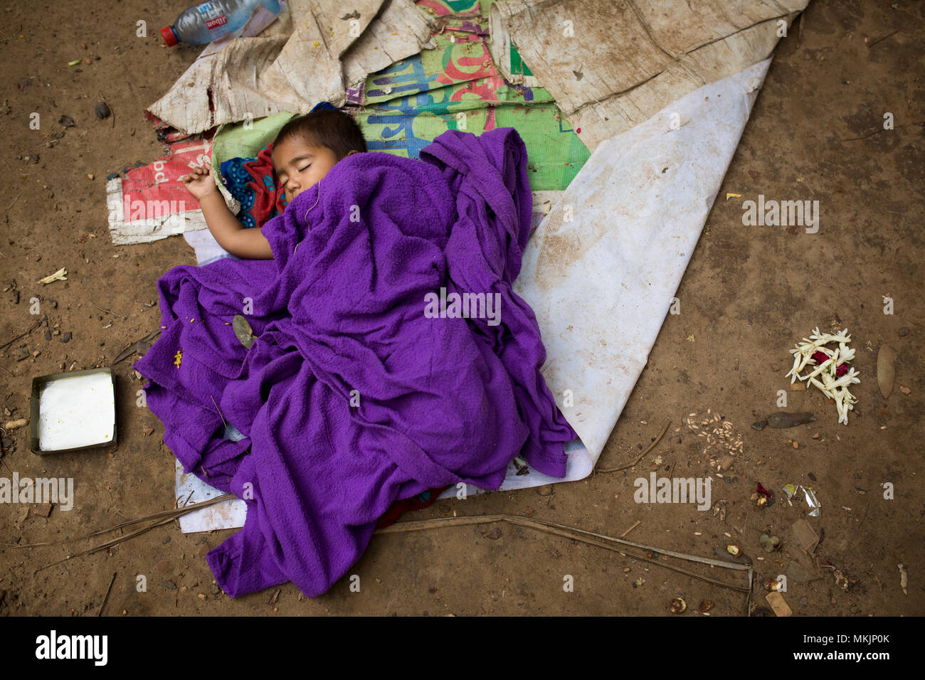 DHAKA, BANGLADESH - MAY 08 : A child sleep in a park in Dhaka, Banhladesh on May 08, 2018. Credit: zakir hossain chowdhury zakir/Alamy Live News Stock Photo