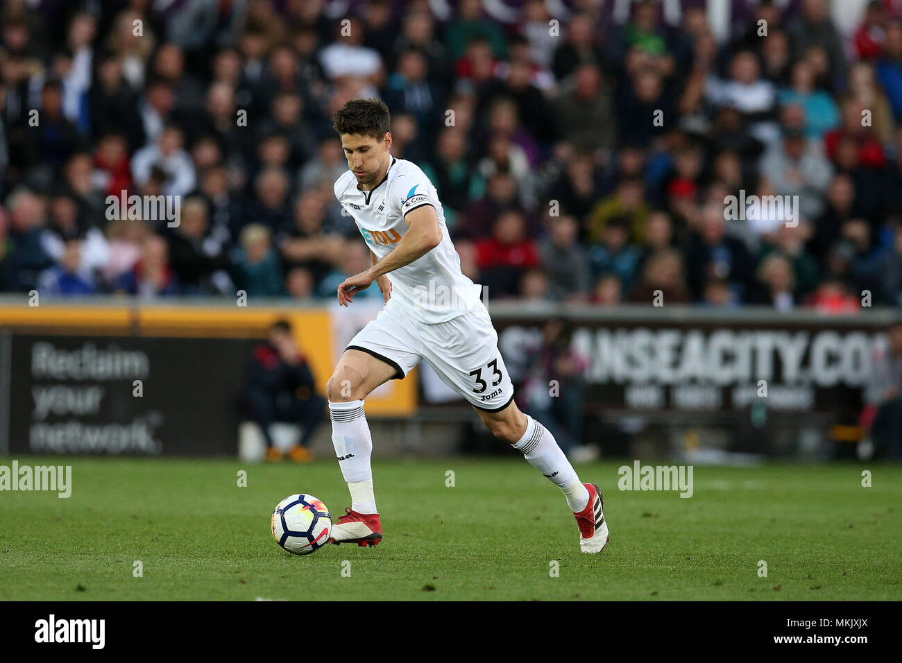 Swansea, Wales, UK. 8th May, 2018. Federico Fernandez of Swansea city in action. Premier League match, Swansea city v Southampton at the Liberty Stadium in Swansea, South Wales on Tuesday 8th May 2018.  this image may only be used for Editorial purposes. Editorial use only, license required for commercial use. No use in betting, games or a single club/league/player publications. pic by Andrew Orchard/Andrew Orchard sports photography/Alamy Live news Stock Photo
