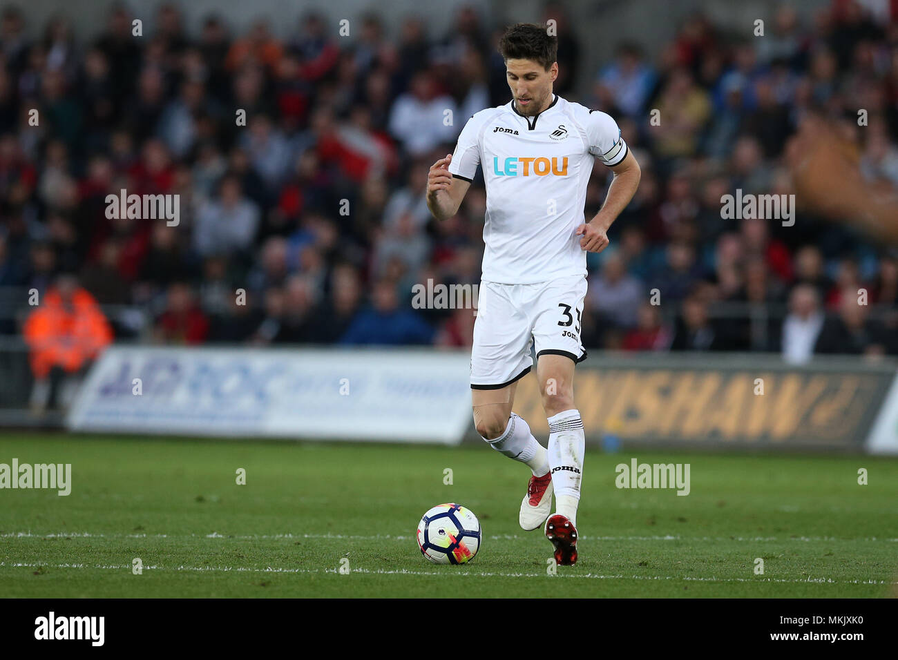 Swansea, Wales, UK. 8th May, 2018. Federico Fernandez of Swansea city in action. Premier League match, Swansea city v Southampton at the Liberty Stadium in Swansea, South Wales on Tuesday 8th May 2018.  this image may only be used for Editorial purposes. Editorial use only, license required for commercial use. No use in betting, games or a single club/league/player publications. pic by Andrew Orchard/Andrew Orchard sports photography/Alamy Live news Stock Photo