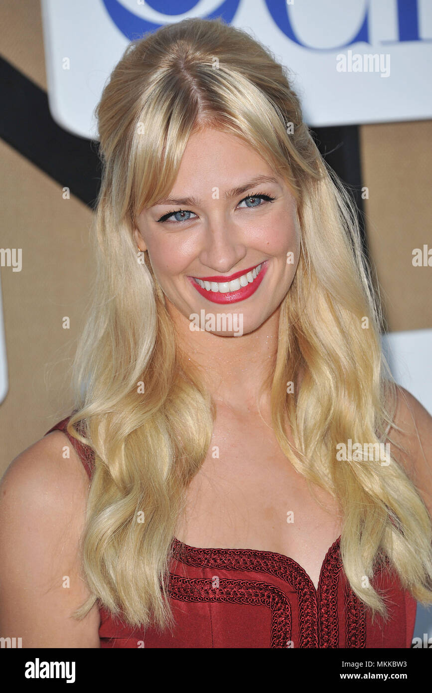 Beth behrs 209 red carpet event hi-res stock photography and images - Alamy