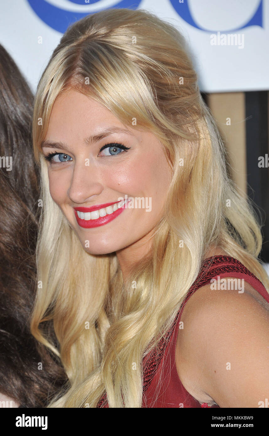 Beth behrs 210 red carpet event hi-res stock photography and images - Alamy