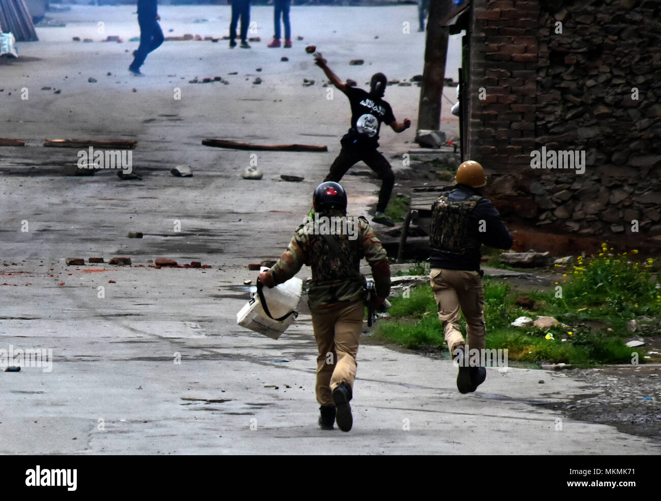 Srinagar, India. 07th May, 2018. Youth clash with Indian government forces in Srinagar, Indian Administered Kashmir on 07 may 2015. Hundreds of youth took to the streets and clashes with Government forces against the Killings of 5 Civilians and 5 rebels during a gunfight in Shopian district of the Valley on 06 May 2018. Meanwhile curfew had been put in place to thwart the protests. Credit: Muzamil Mattoo/Pacific Press/Alamy Live News Stock Photo