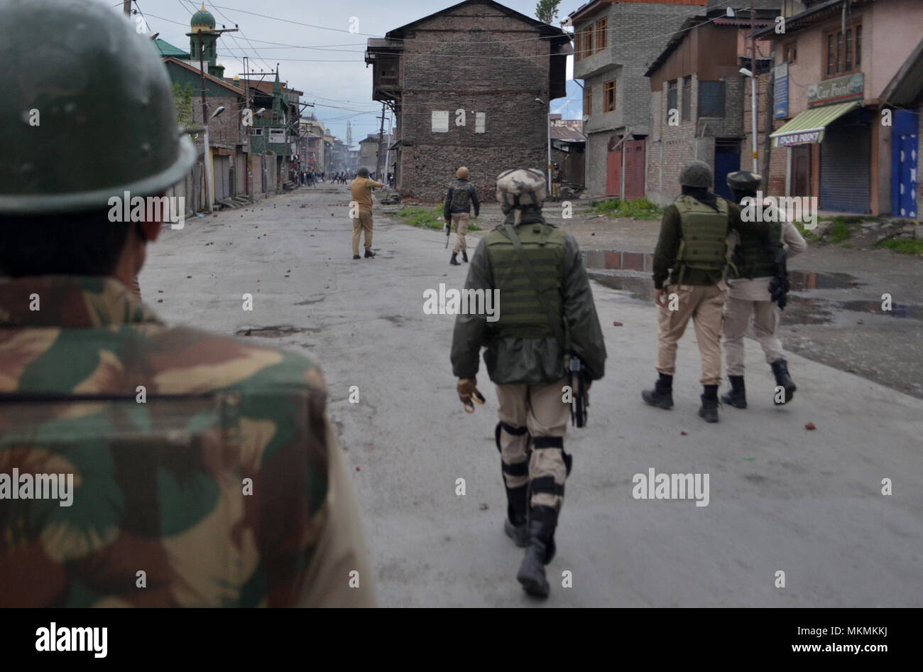 Srinagar, India. 07th May, 2018. Youth clash with Indian government forces in Srinagar, Indian Administered Kashmir on 07 may 2015. Hundreds of youth took to the streets and clashes with Government forces against the Killings of 5 Civilians and 5 rebels during a gunfight in Shopian district of the Valley on 06 May 2018. Meanwhile curfew had been put in place to thwart the protests. Credit: Muzamil Mattoo/Pacific Press/Alamy Live News Stock Photo