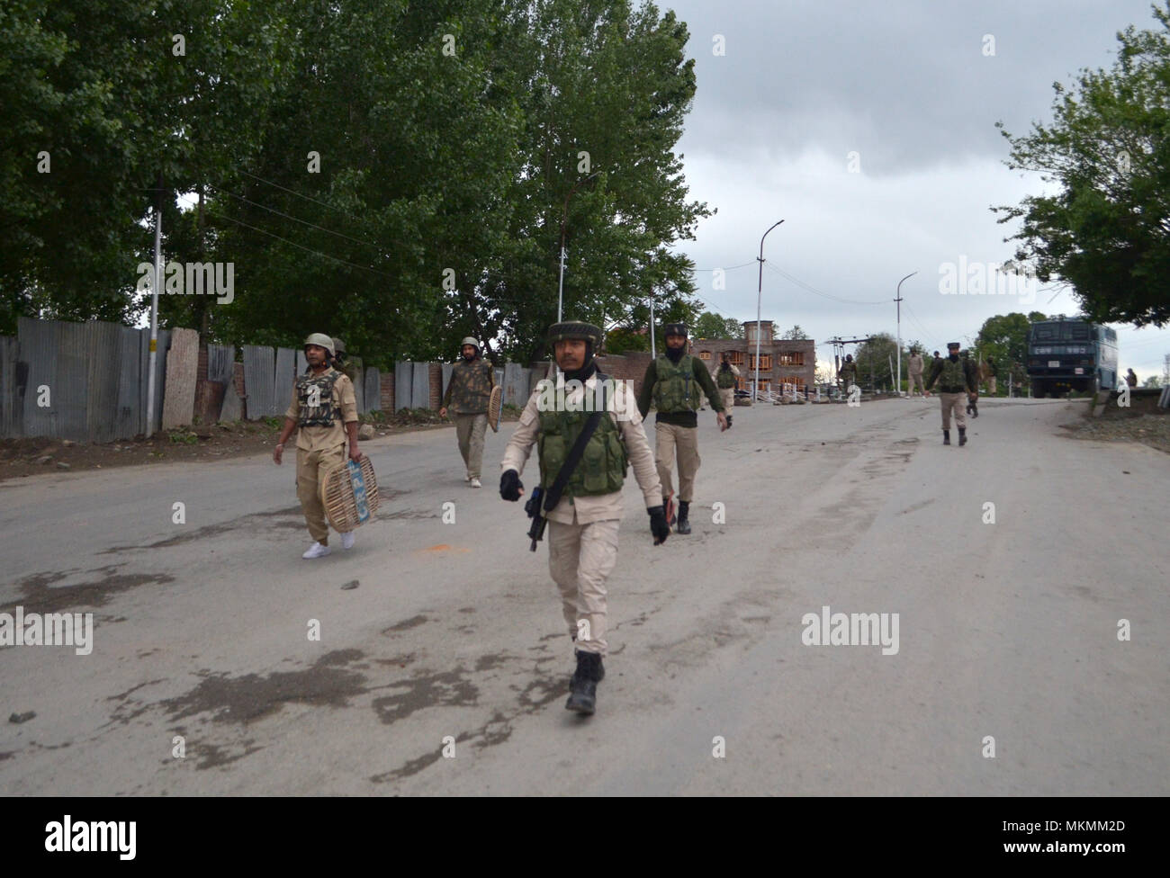 Srinagar, India. 07th May, 2018. Forces arrive as the youth clash with Indian government forces in Srinagar, Indian Administered Kashmir on 07 may 2015. Hundreds of youth took to the streets and clashes with Government forces against the Killings of 5 Civilians and 5 rebels during a gunfight in Shopian district of the Valley on 06 May 2018. Meanwhile curfew had been put in place to thwart the protests. Credit: Muzamil Mattoo/Pacific Press/Alamy Live News Stock Photo