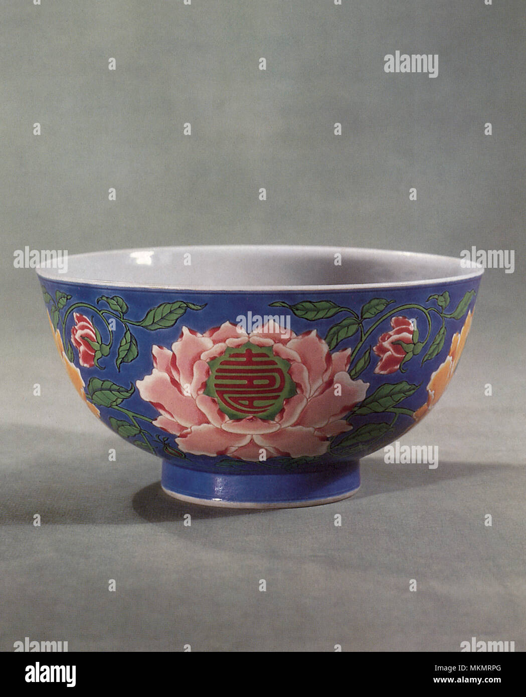 Chinese porcelain decorated hi-res stock photography and images - Alamy