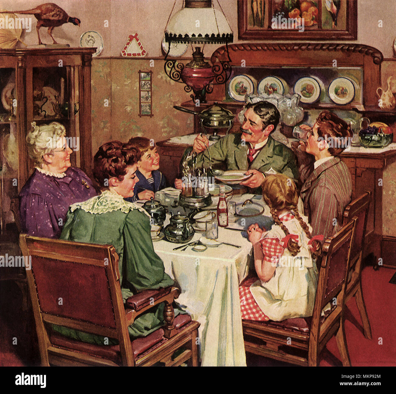 Families at dinner table hi-res stock photography and images - Alamy