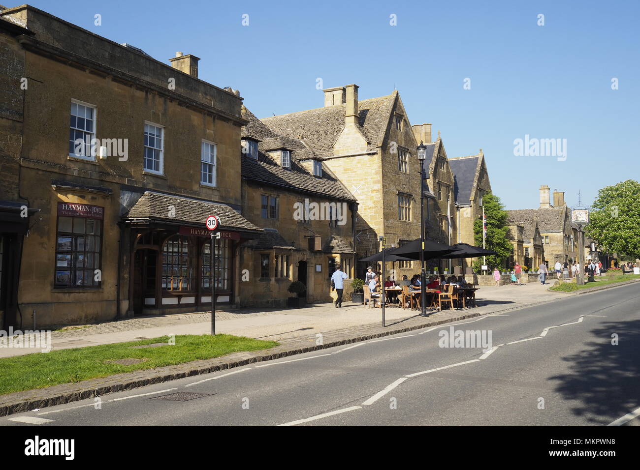 Broadway cotswolds high street hi-res stock photography and images - Alamy