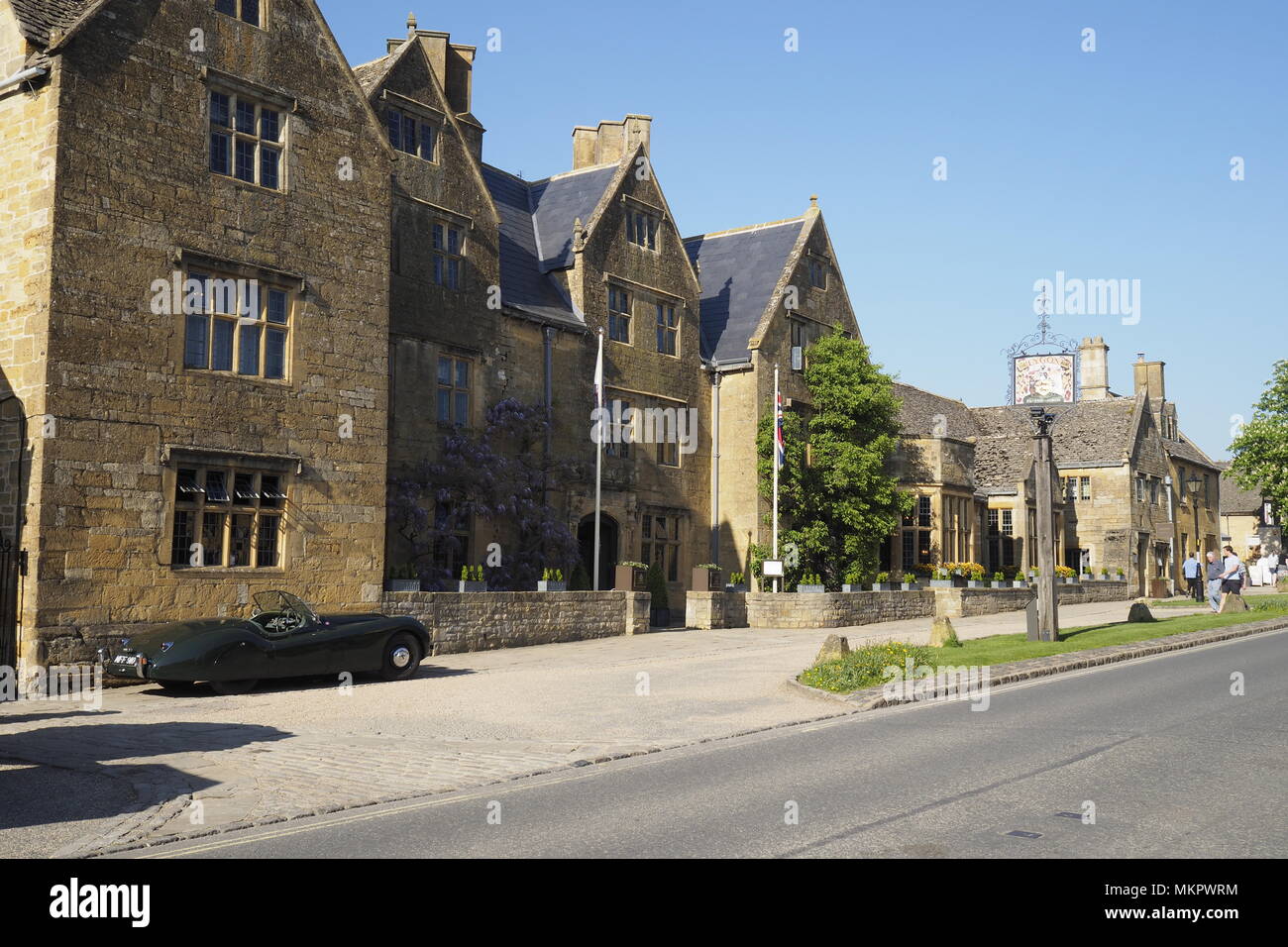 Broadway cotswolds high street hi-res stock photography and images - Alamy