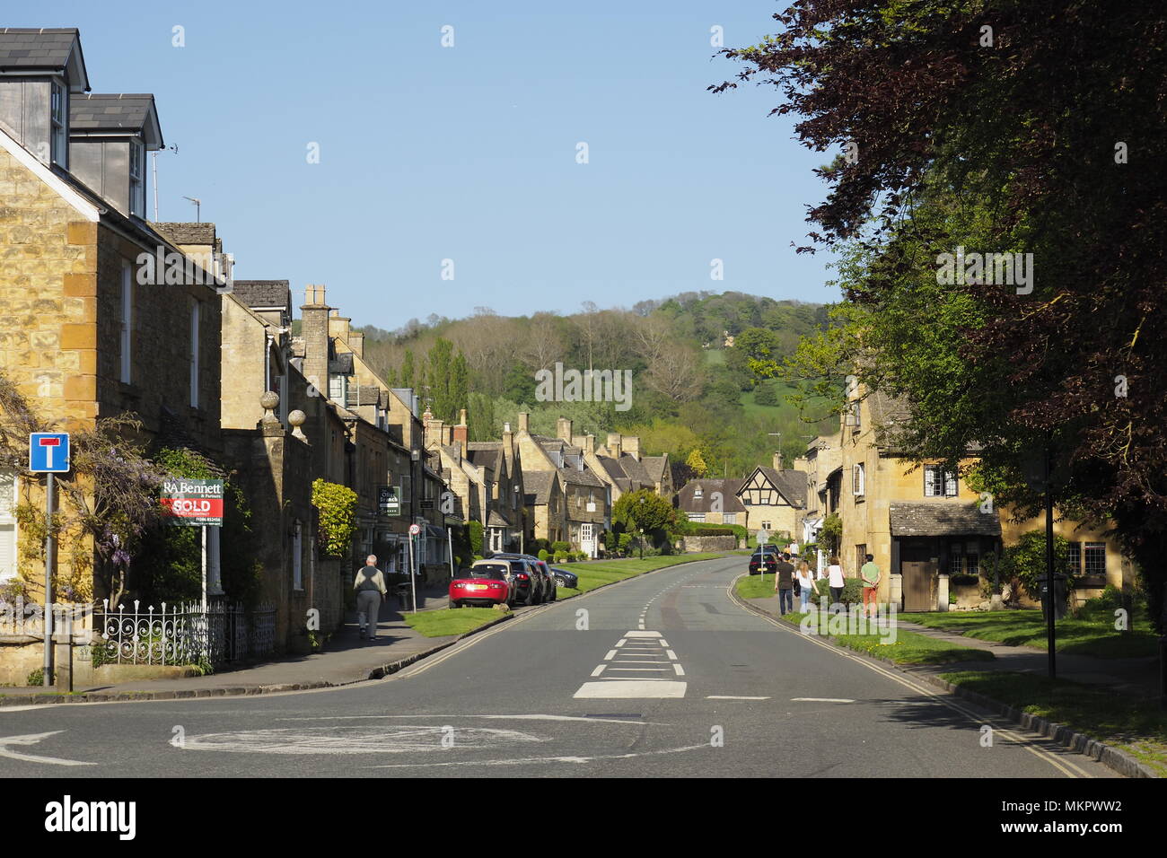 Broadway cotswolds high street hi-res stock photography and images - Alamy