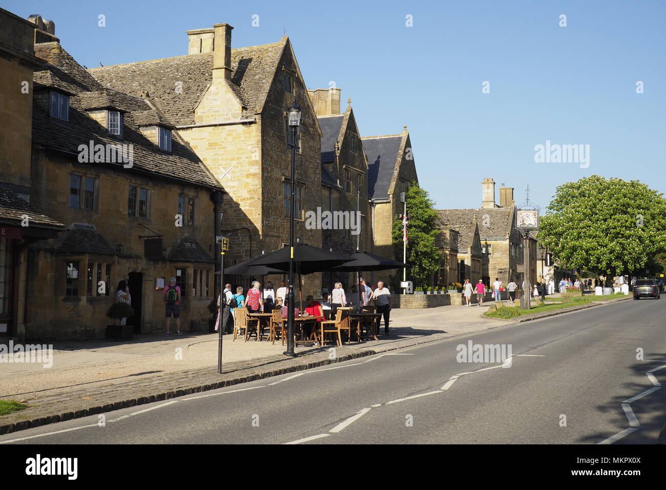 Broadway cotswolds high street hi-res stock photography and images - Alamy
