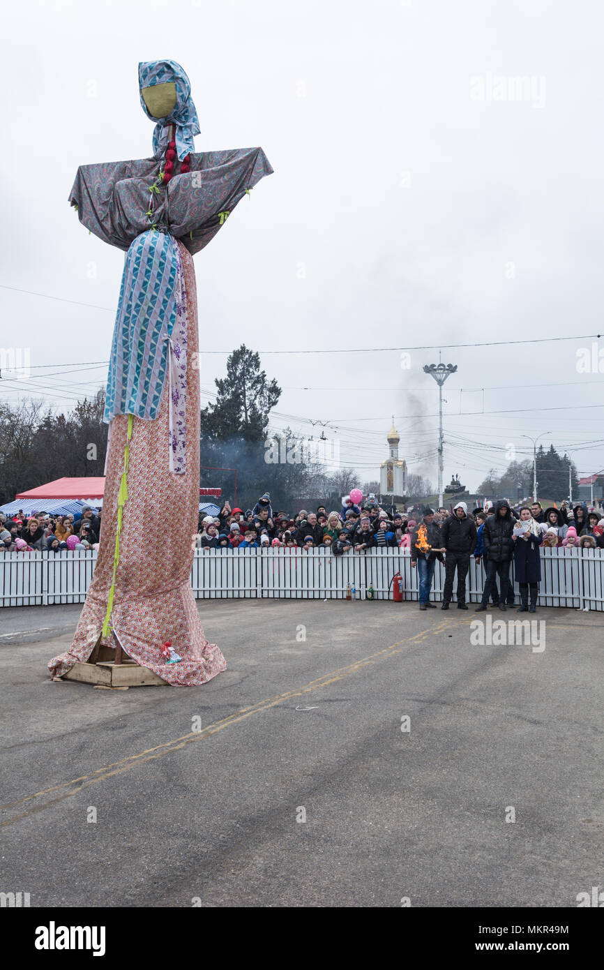 TIRASPOL, MOLDOVA - FEBRUARY 18, 2018: Men are preparing to set fire to the stuffed Shrovetide. The slavonic pagan holiday Maslenitsa (Shrovetide) - a Stock Photo