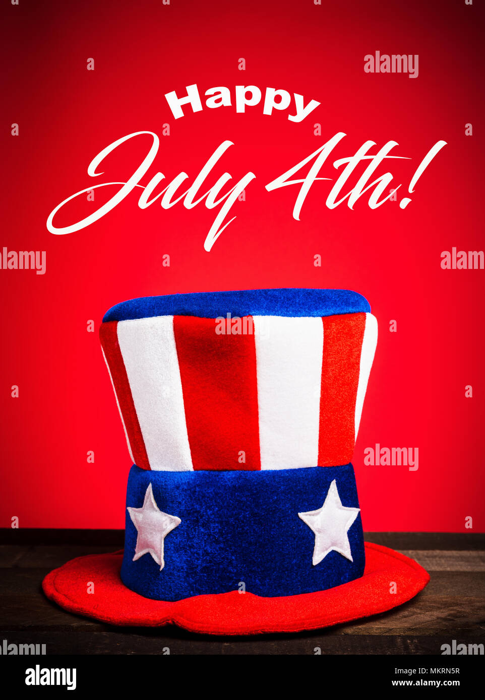 Uncle Sam hat on red background with Happy July 4th greeting Stock ...