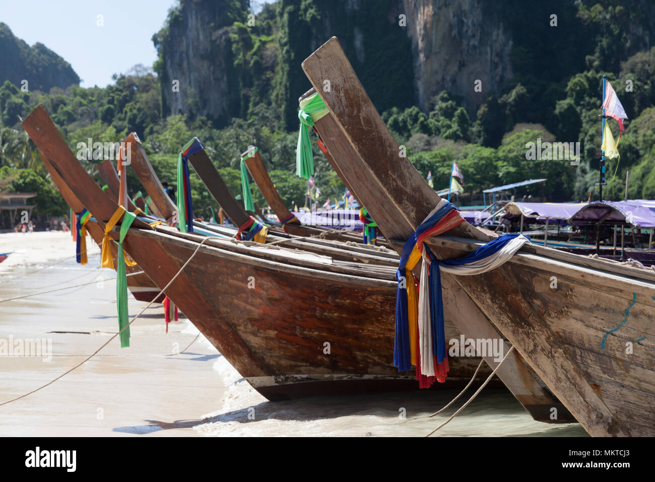 Long tail boat parked hi-res stock photography and images - Alamy