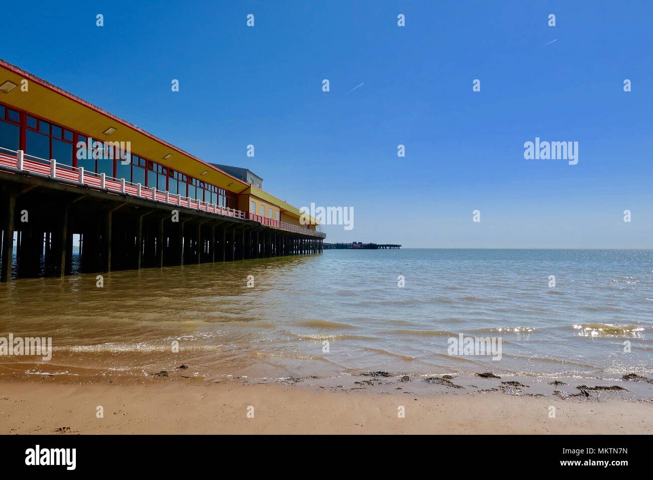 pier-at-walton-on-the-naze-essex-hot-sunny-spring-day-may-2018-stock