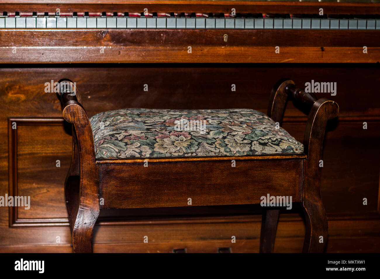 Vintage piano stool hi-res stock photography and images - Alamy