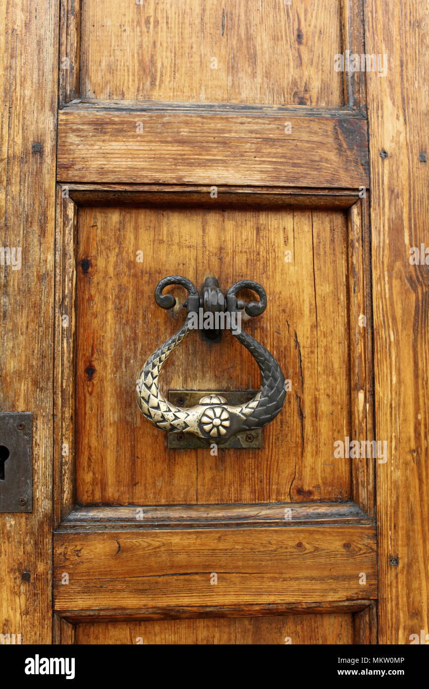 The door knocker and handle on an medieval door Stock Photo Alamy