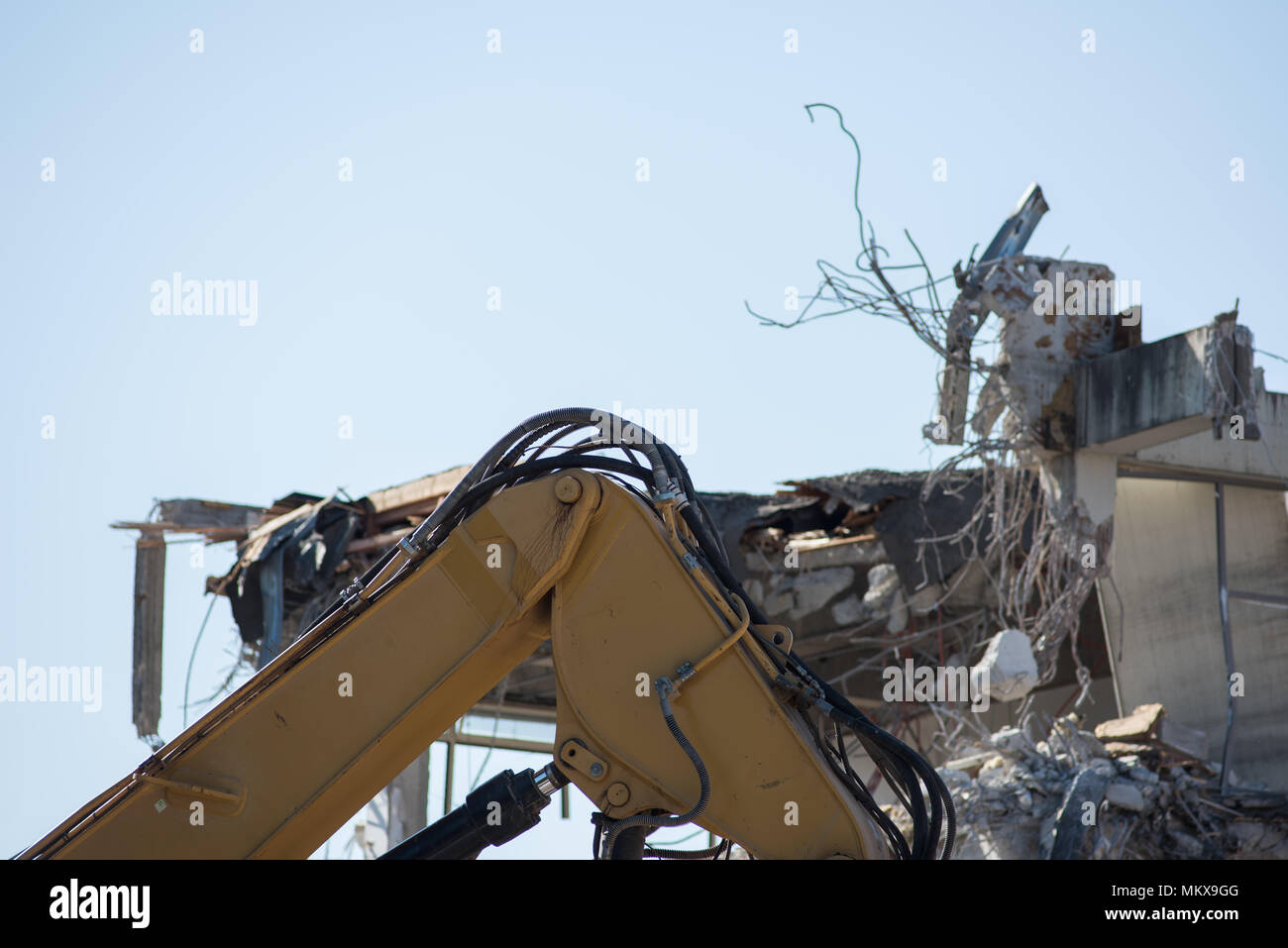 demolition of a building Stock Photo - Alamy