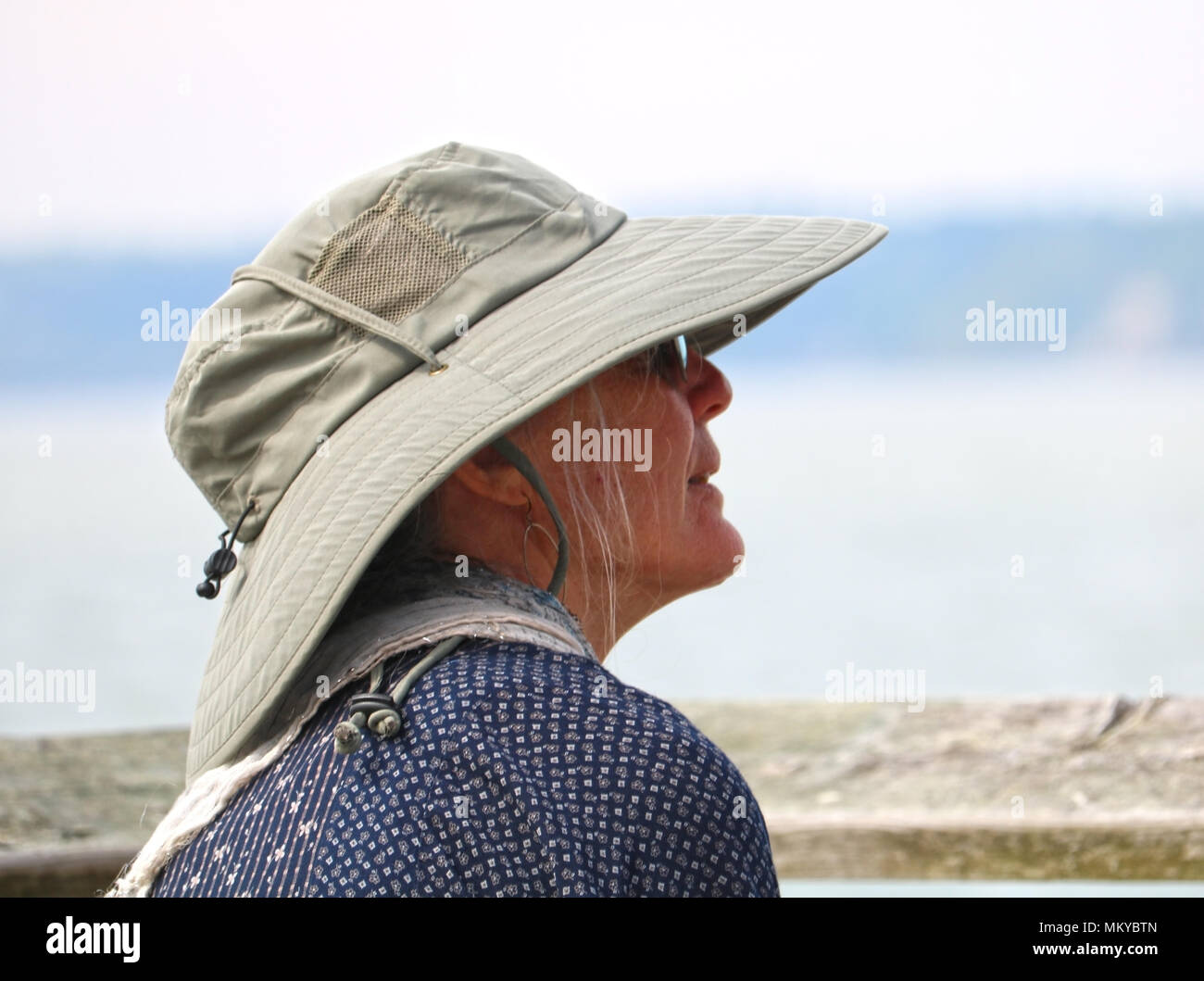 senior woman wearing a safari style hat 