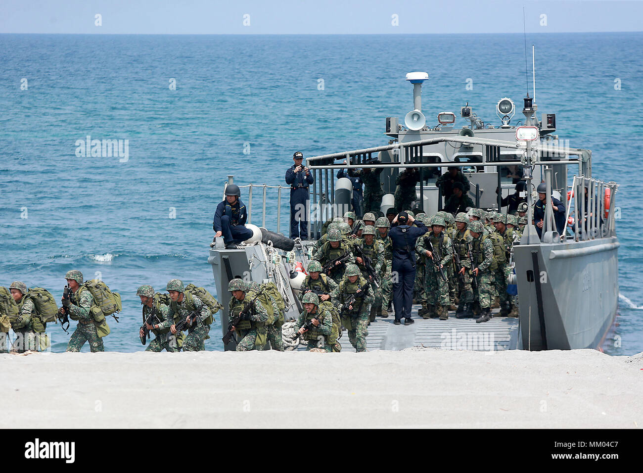 Zambales, Philippines. 9th May, 2018. Filipino soldiers participate in the Amphibious Landing training as part of the 2018 Balikatan Exercises between the Philippines and the United States in Zambales Province, the Philippines, on May 9, 2018. Credit: Rouelle Umali/Xinhua/Alamy Live News Stock Photo