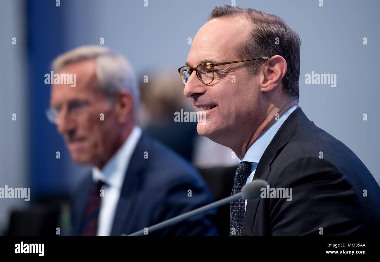 09 May 2018, Germany, Munich: CEO of the insurance company Allianz SE, Oliver Baete (R), and chairman of the board Michael Diekmann sitting onstage before the begin of the annual general meeting of the insurance company Allianz. Photo: Sven Hoppe/dpa Stock Photo