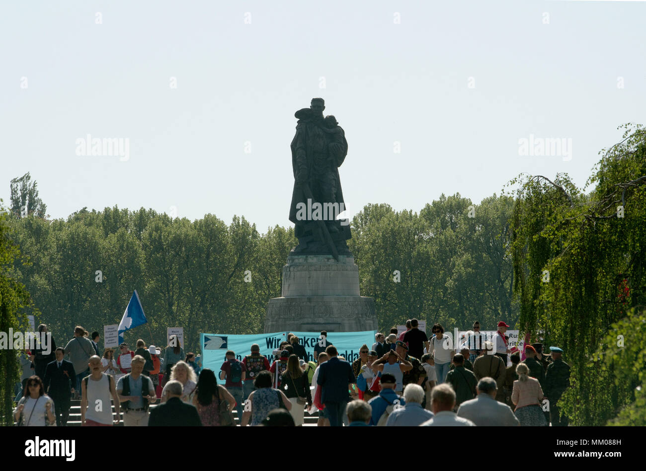 09 May 2018, Germany, Berlin: Several people visit the Soviet war memorial in Treptower Park on the occasion of the 'Day of Victory'. The visitors included the Russian motorcycle gang 'Night Wolves'. Russia and the other former Soviet republics pay tribute to the victory over Hitler's Germany of 1945 on 09 May. Photo: Paul Zinken/dpa Stock Photo
