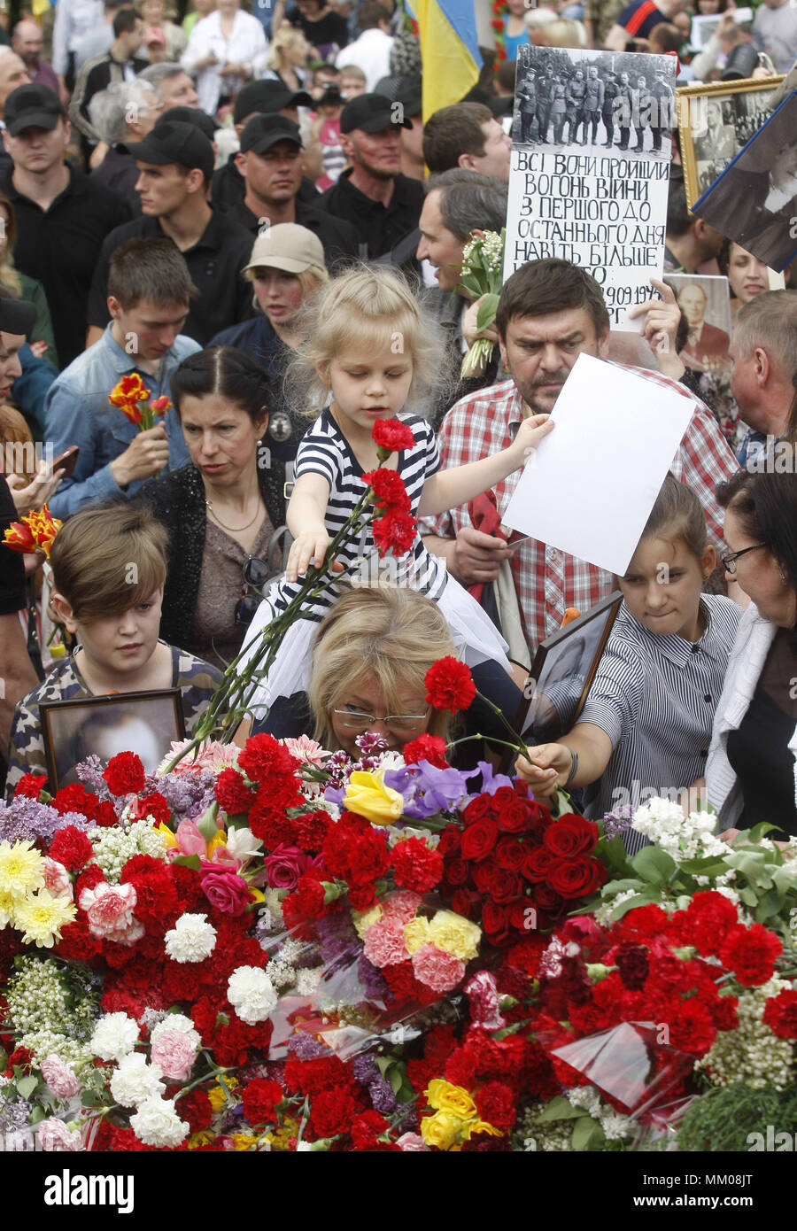 Kiev, Ukraine. 9th May, 2018. Ukrainians lay flowers at the Tomb of the ...
