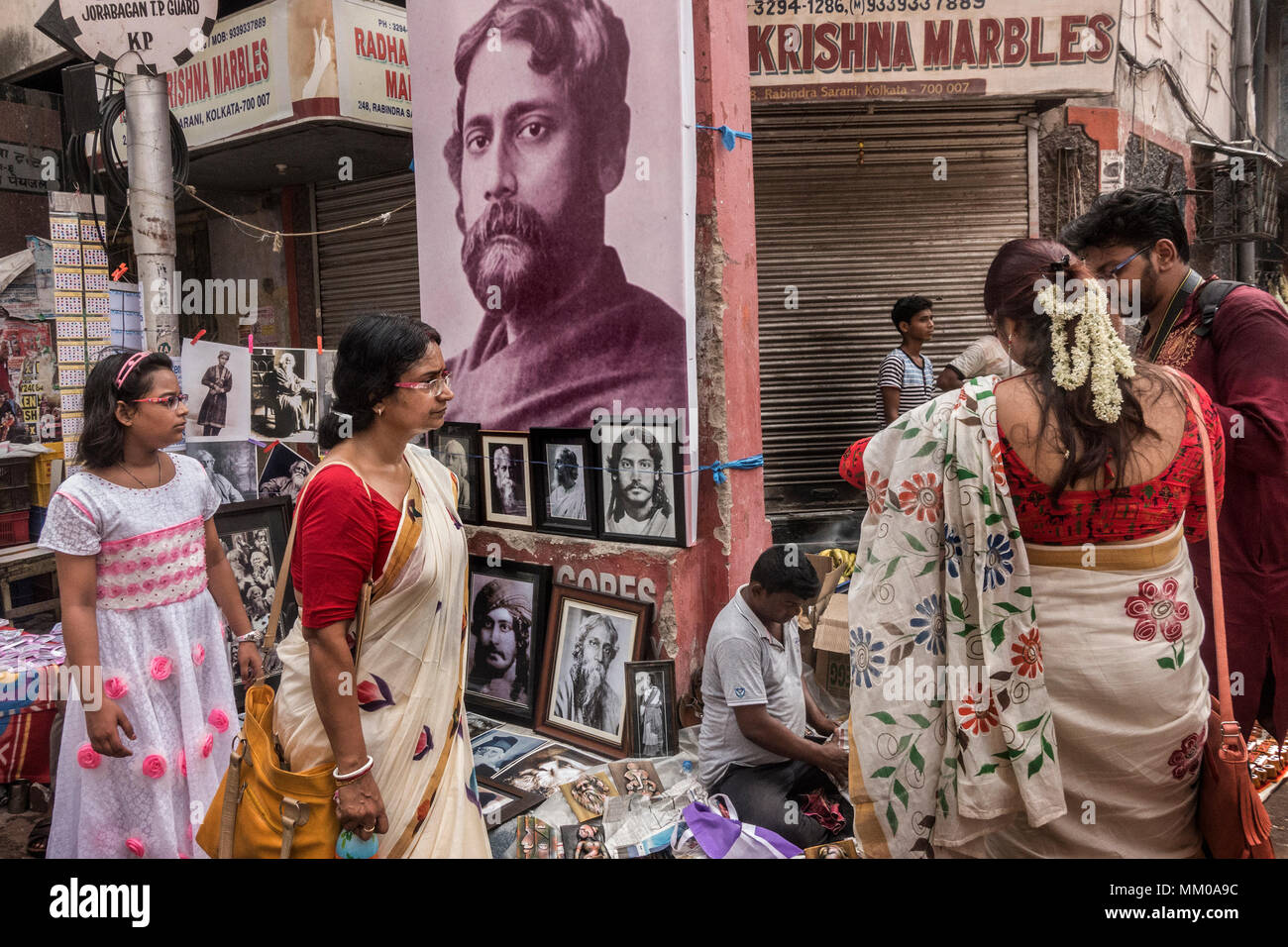 Kolkata. 9th May, 2018. Indian people buy pictures of Rabindranath Tagore during the celebration of his 157th birth anniversary in Kolkata, India on May 9, 2018. Tagore was the first Asian to win Nobel Prize for his collection of poems "Geetanjali" in 1913. Credit: Tumpa Mondal/Xinhua/Alamy Live News Stock Photo