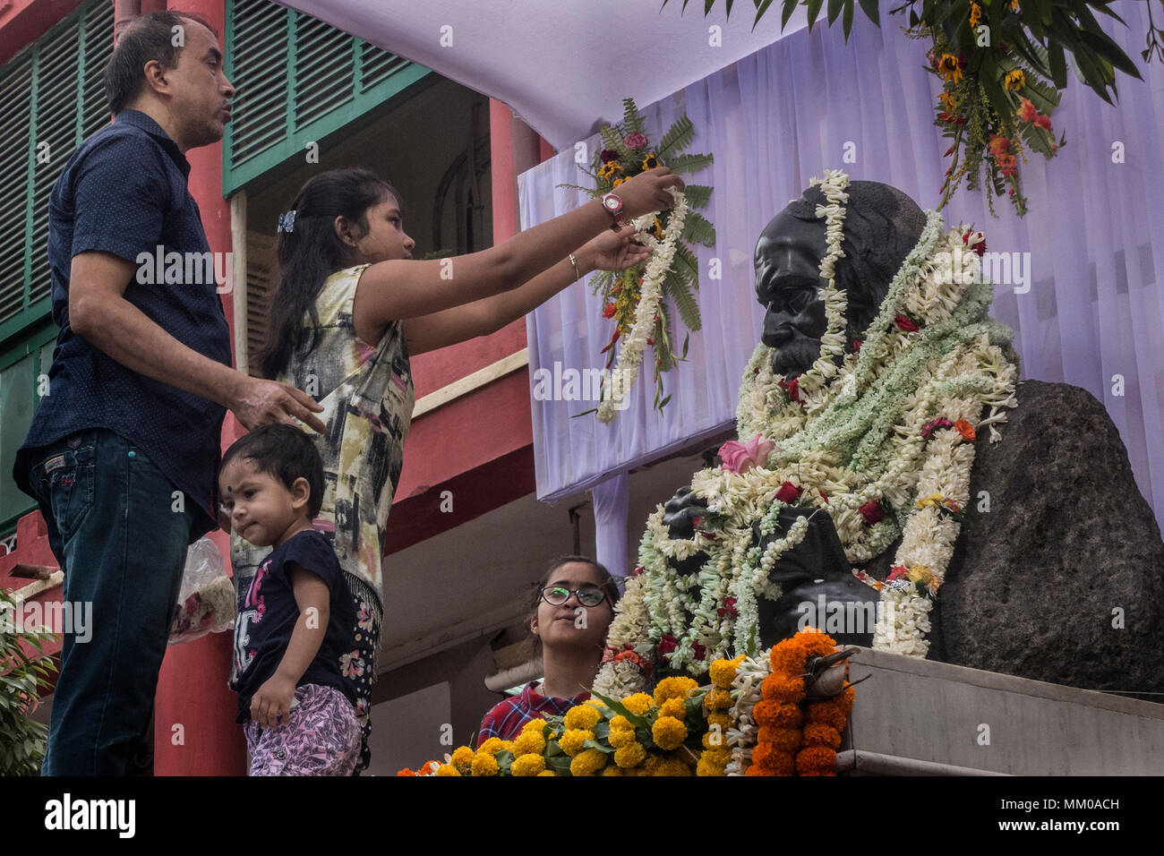 Kolkata. 9th May, 2018. Indian people put flower on the statue of Rabindranath Tagore during the celebration of his 157th birth anniversary in Kolkata, India on May 9, 2018. Tagore was the first Asian to win Nobel Prize for his collection of poems "Geetanjali" in 1913. Credit: Tumpa Mondal/Xinhua/Alamy Live News Stock Photo