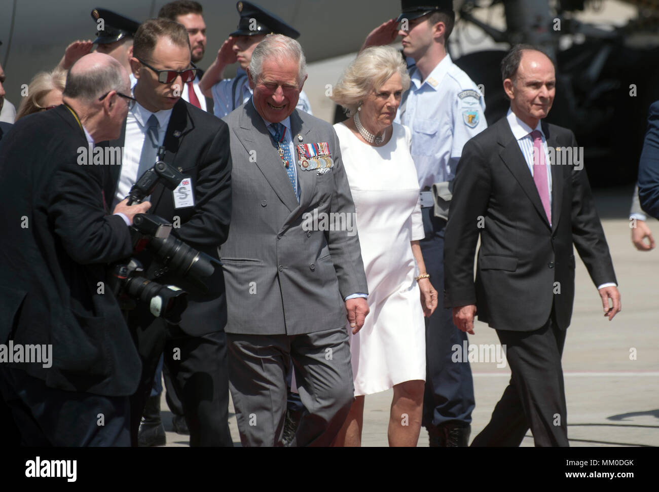 Athens, Greece. 09th May, 2018. Britain's Prince Charles (3-R), Prince of Wales and Camilla (2-R), Duchess of Cornwall arrive at the Eleftherios Venizelos Athens airport, Greece, on 09 May 2018, for a three-day official visit.  ©Elias Verdi/Alamy Live News Stock Photo