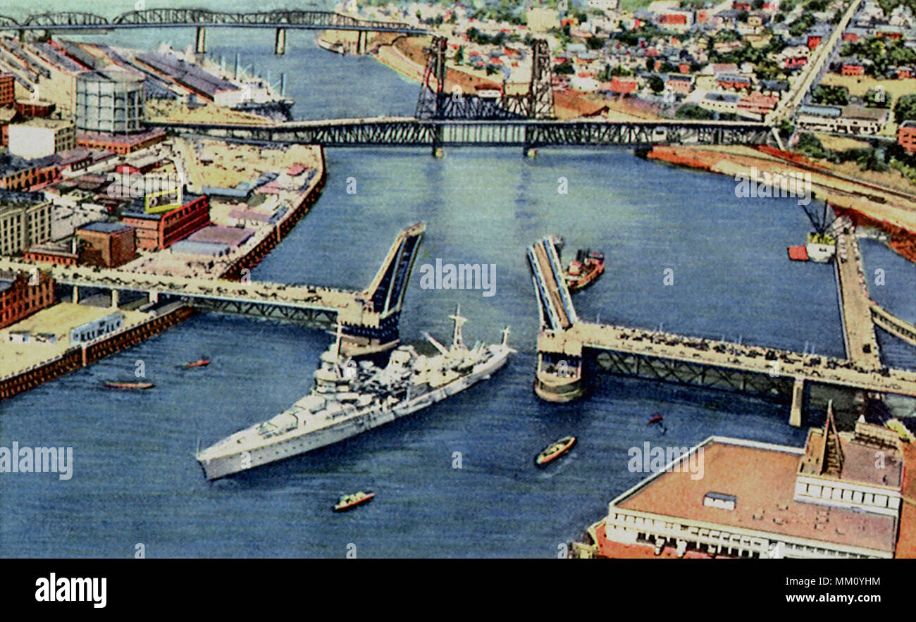Battleship passing Burnside Bridge. Portland. 1945 Stock Photo