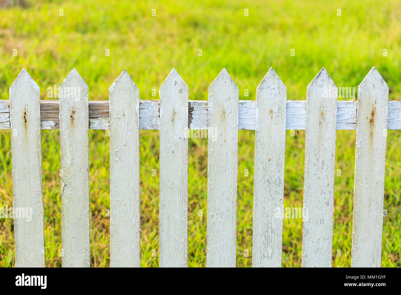 Old white fence hi-res stock photography and images - Alamy
