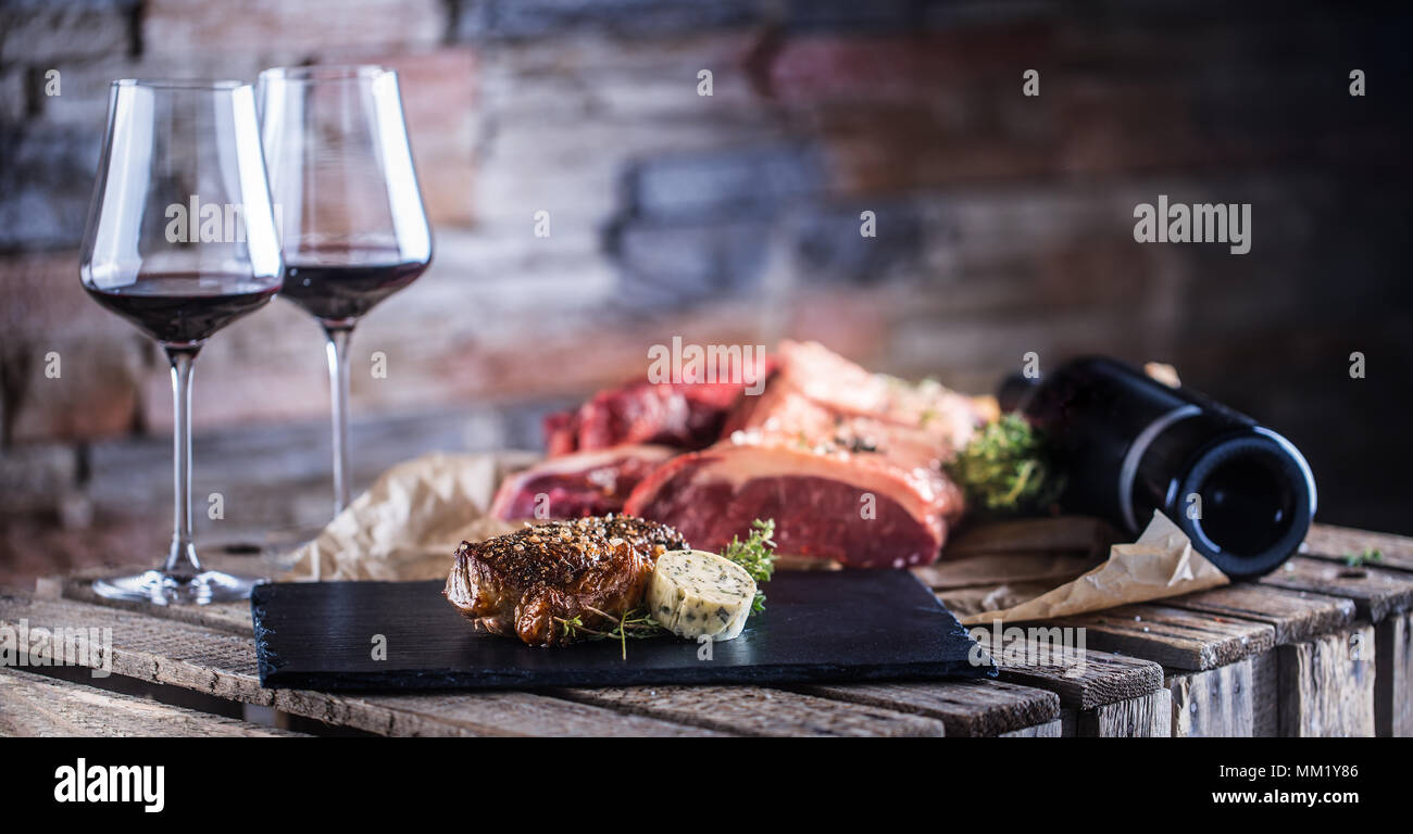 Мясо к вину сухому. Стейк с красным вином. Винные закуски. Закуски к вину красному. Гастрономический натюрморт.