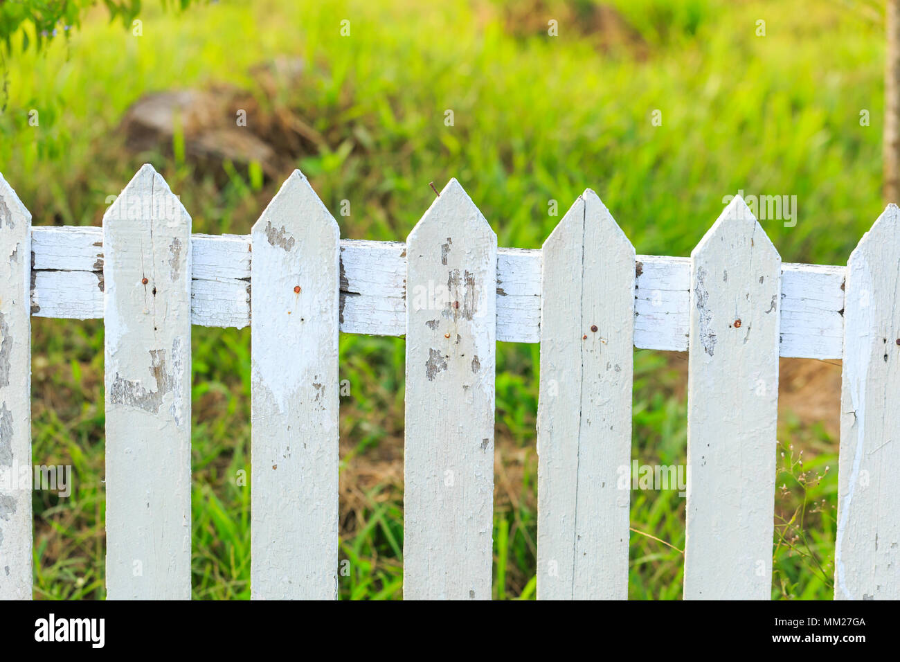 Old white fence hi-res stock photography and images - Alamy