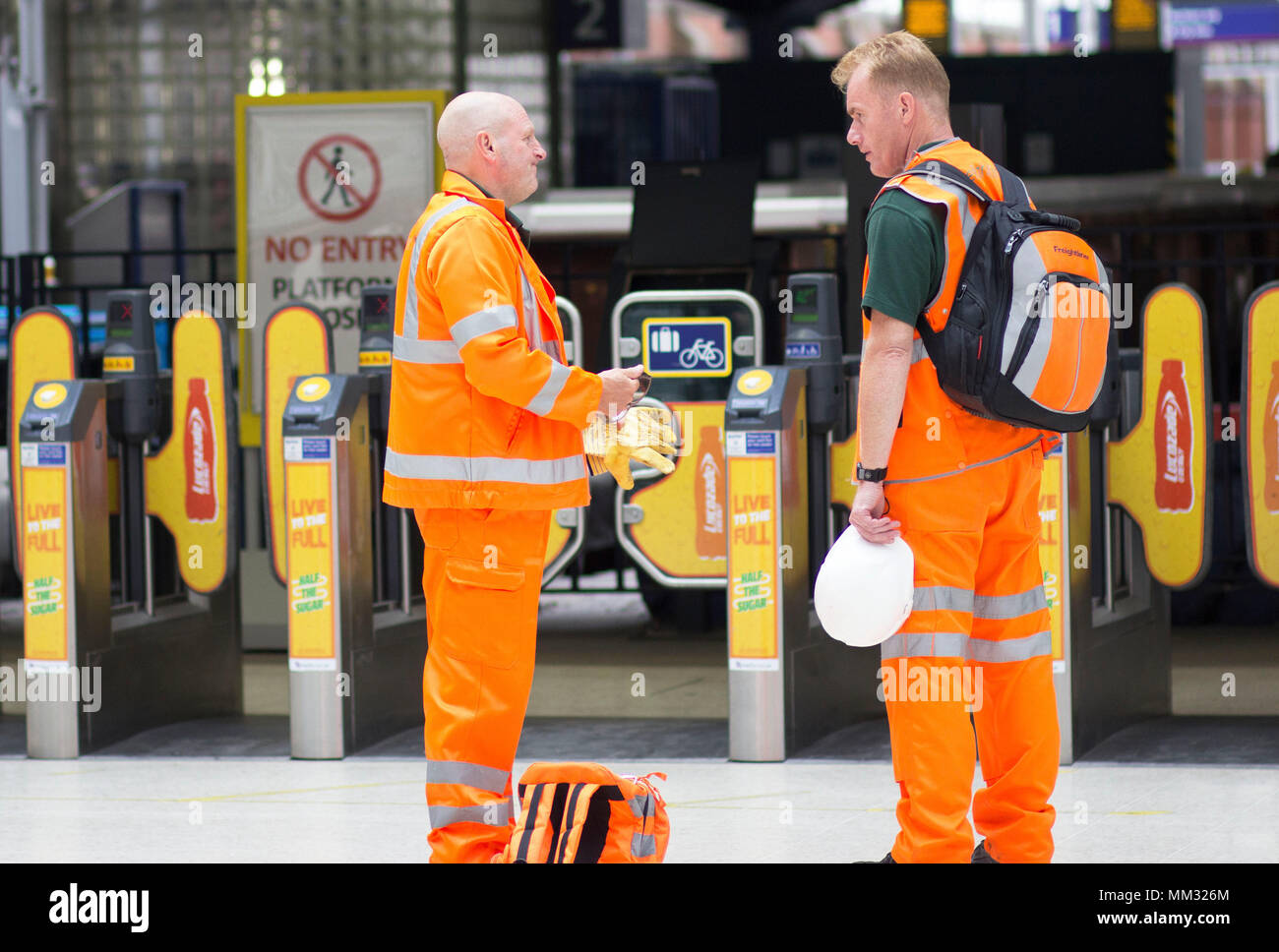 Railway workers at London Waterloo Station Stock Photo