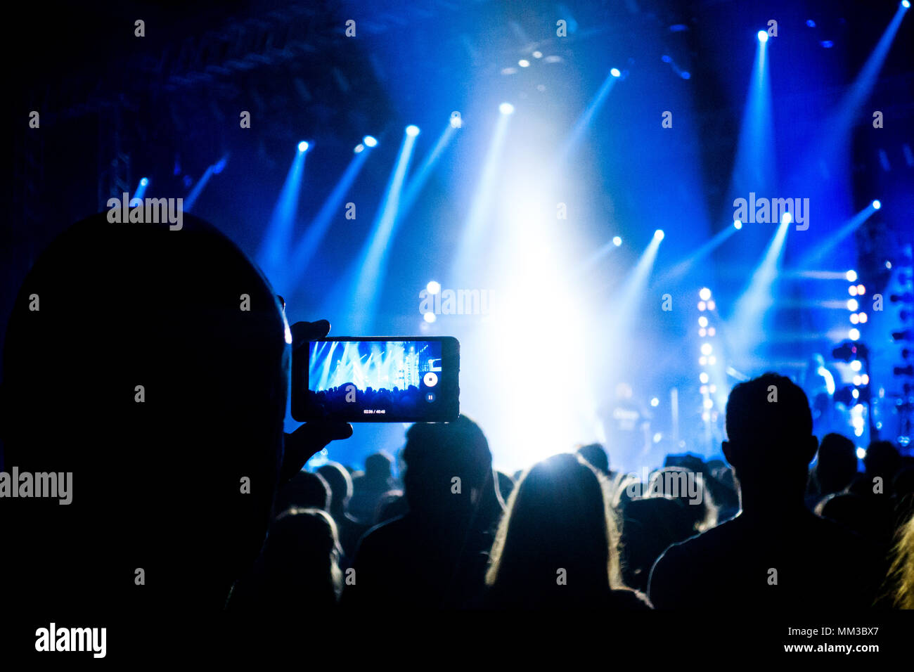 Concert Fans Camera Fan filming with mobile phone hi-res stock photography and images - Alamy
