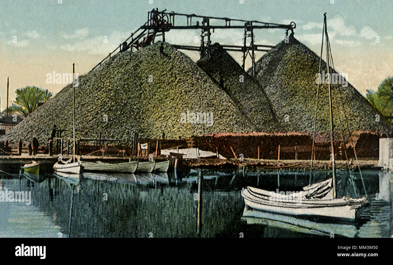 200,000 Bushels of Oyster Shells. Norfolk. 1918 Stock Photo