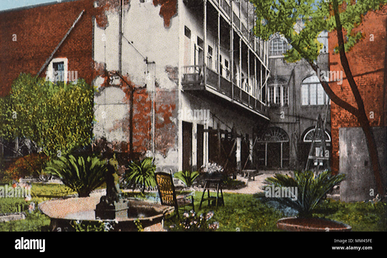Old Court Yard. New Orleans. 1910 Stock Photo