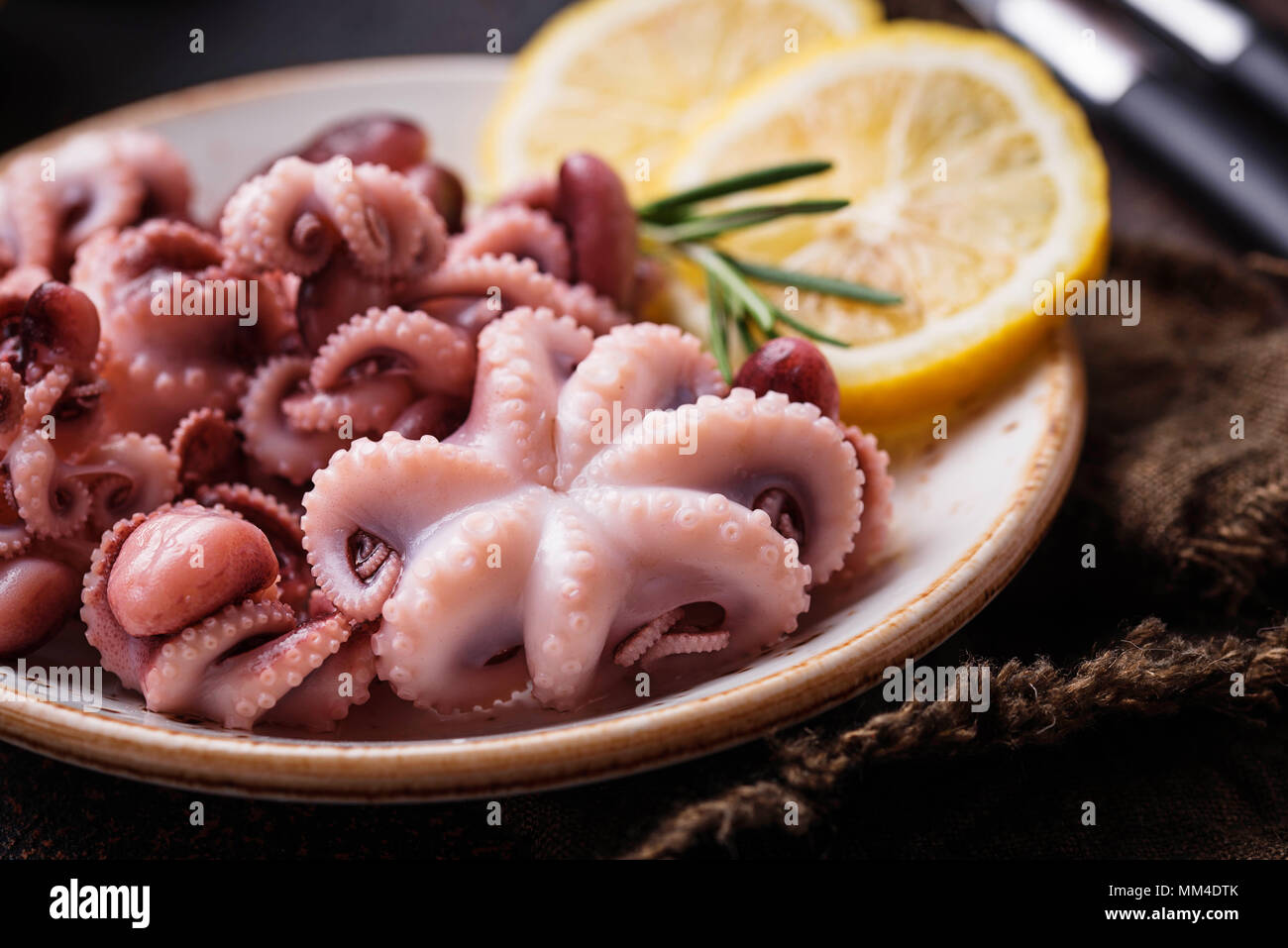 Осьминог. Маринованные осьминожки. Осьминог консервированный. Осьминог мишка. Осьминожки в рассоле.