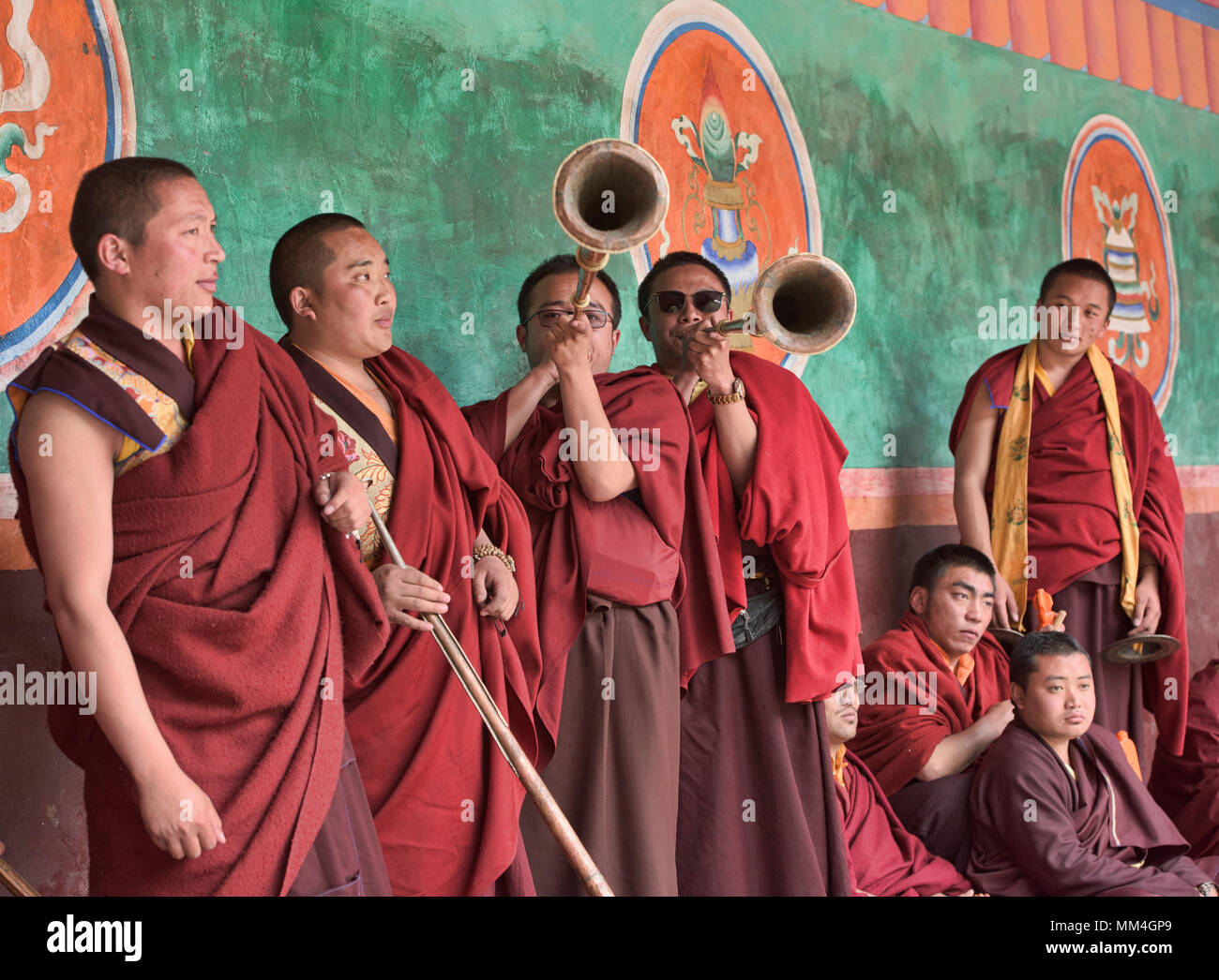 Tibetan monks playing long horns at the Jinganqumo purification festival in Dege, Sichuan, China Stock Photo