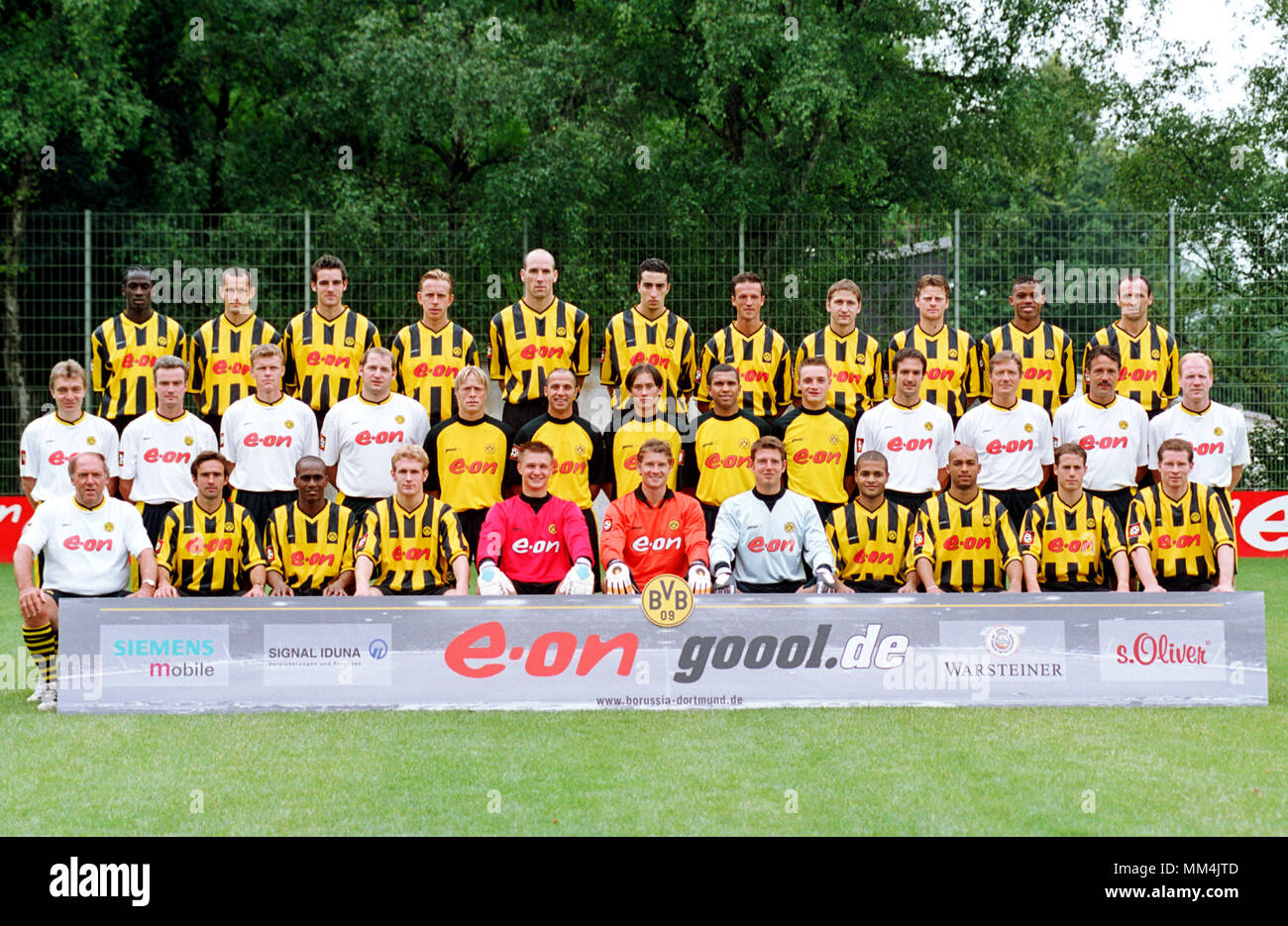 Football: Dortmund Germany 10.7.2001, Team portraits of German Bundesliga club Borussia Dortmund (BVB) Season 2001/2002 --- team photo, back row from left: obere Reihe v.li.: Otto ADDO, Heiko HERRLICH, Christoph METZELDER, Joerg HEINRICH, Jan KOLLER, Ahmed MADOUNI, Fredi BOBIC, Sead KAPETANOVIC, Christian WOERNS, Sunday OLISEH, Juergen KOHLER center row from left: Dr. Michael PREUHS, Physio, Frank ZOELLNER, Physio, Peter KUHNT, Physio, Ralph FRANK, Jan Derek SOERENSEN, Giuseppe REINA, Tomas ROSICKY, Marcio AMOROSO, Emmanuel KRONTIRIS, athletics coach   Christian KOLODZIEJ, goalkeeping coach Mi Stock Photo